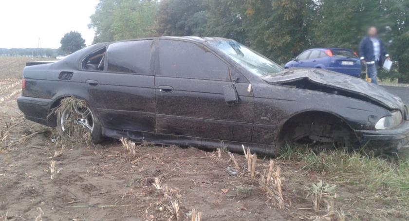 BMW wypadło z drogi, poszkodowana kobieta