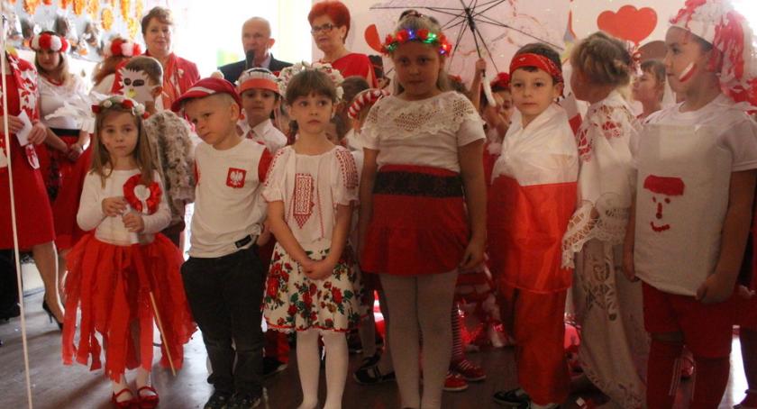 Patriotyczny pokaz mody w Wielgiem