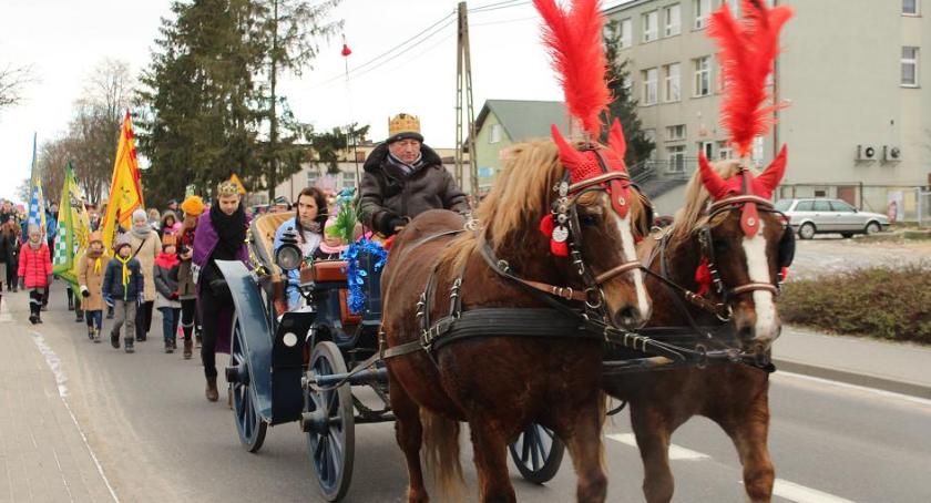 Tłumy na orszaku trzech króli w Tłuchowie