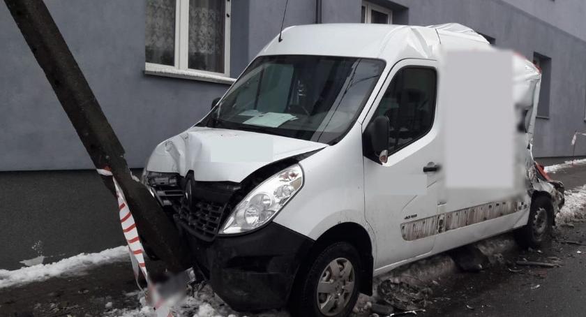 Uderzył w busa i pojechał dalej