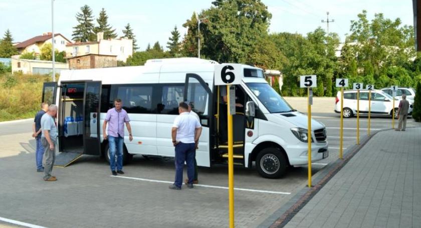 Satyra o pustych autobusach