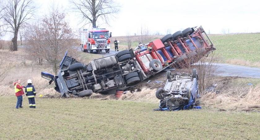 Akcja wyciągania cysterny po wypadku w Olesznie 