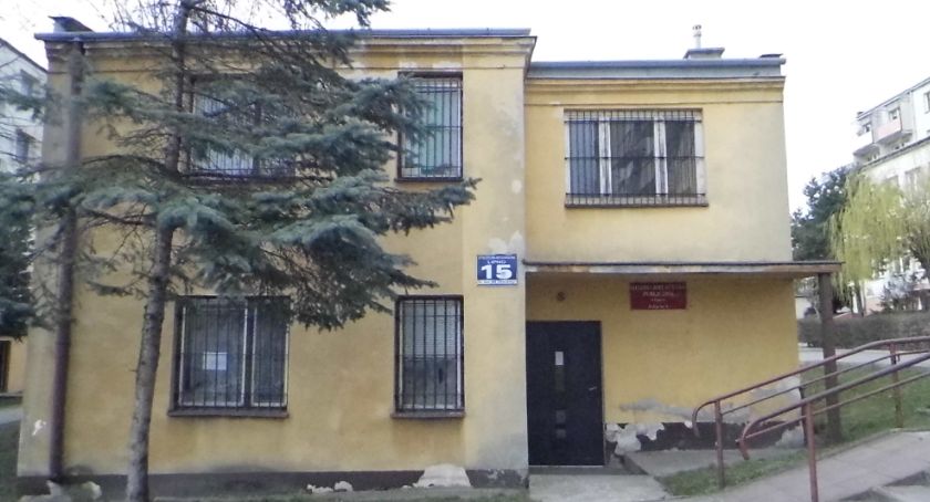 Biblioteka zostaje...  miesiąc dłużej