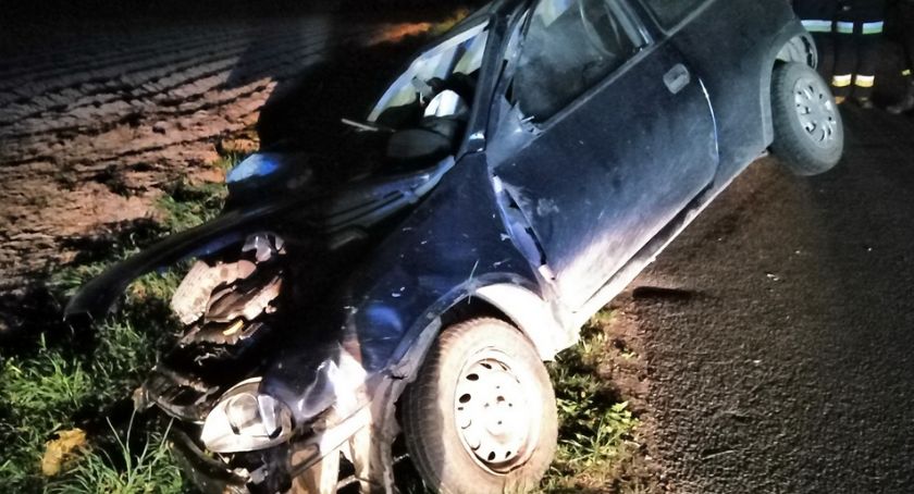 Groźnie w Olesznie. Auto w rowie, droga zablokowana [zdjęcia]