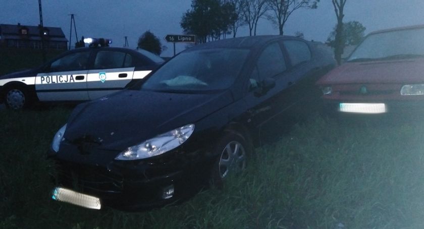 Znowu to feralne skrzyżowanie. Dwa auta w rowie [foto]