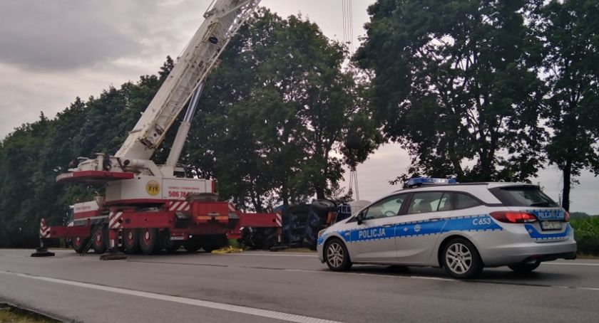 Groźnie na dziesiątce. Cysterna w rowie - zobacz akcję wyciągania [foto, wideo]