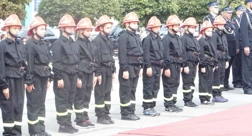 15 młodych strażaków
