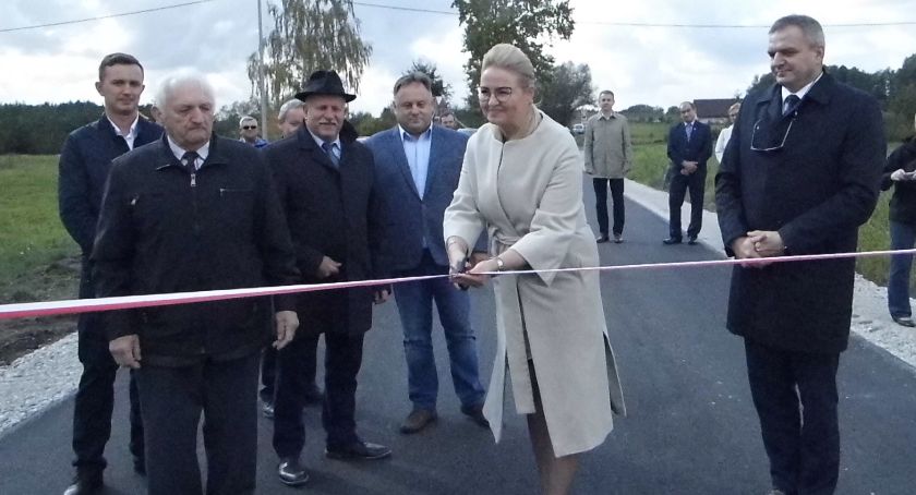 Asfalt pokrył drogę