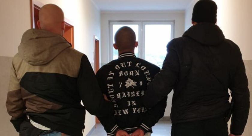 Przed policją ukrył się za szafą