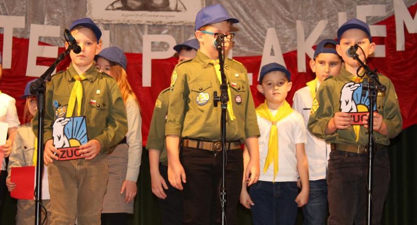 Patriotyczne śpiewanie w Tłuchowie [zdjęcia]