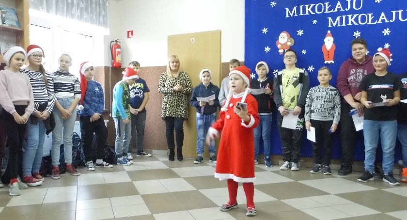Uczniowie obdarowali nauczycieli