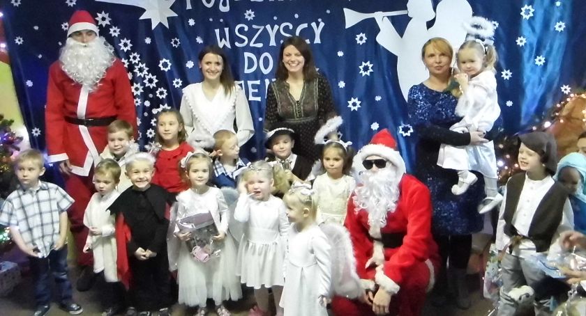 W stajence z dwoma mikołajami