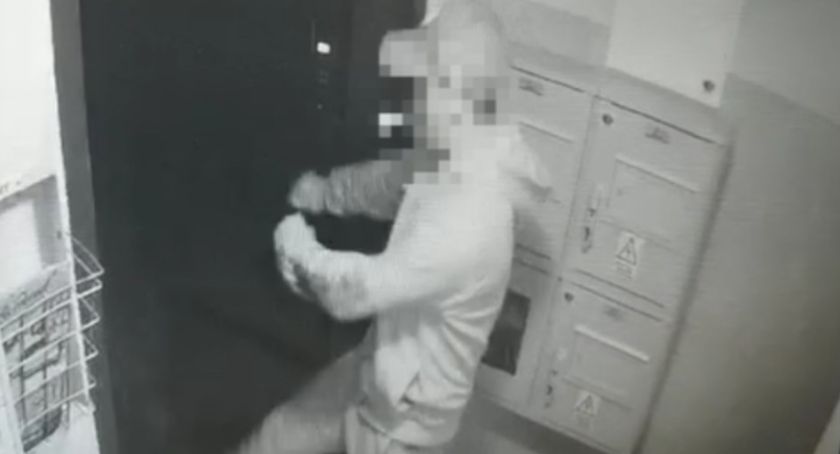 19-latek skopał drzwi. Wpadł przez monitoring [wideo]