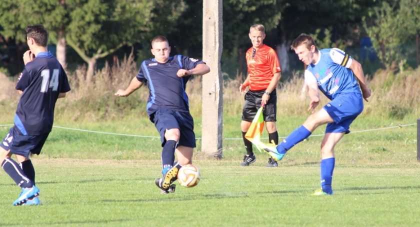 Wiślanin Bobrowniki wygrywa derby B-klasy