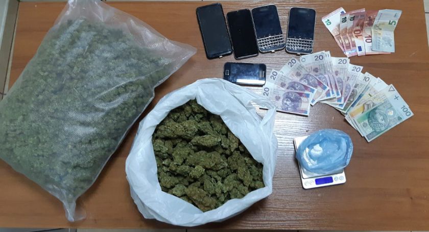 Policjanci przeszukali mieszkanie dilera. Wartość znalezionych narkotyków to 75 tys. złotych  