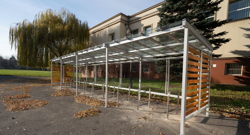 W dzielnicy Bemowo stanęły nowoczesne wiaty rowerowe 