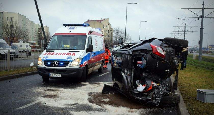 Wypadek zakończony dachowaniem na Powstańców Śląskich [FOTO]