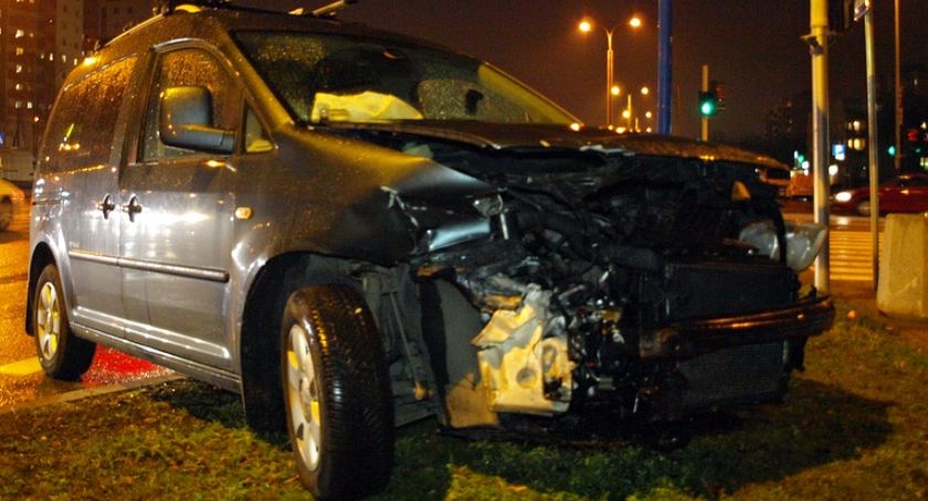 Wypadek na Wrocławskiej. Skasowany znak drogowy