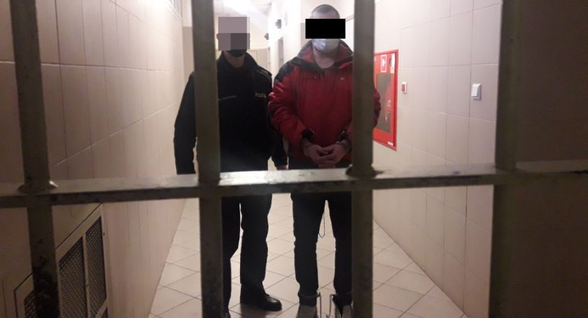 Agresywny wnuczek próbował zniszczyć dom, groził śmiercią rodzicom
