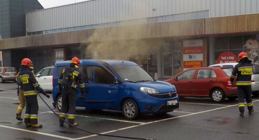 Bemowo: Jarające się auto na parkingu przy centrum handlowym