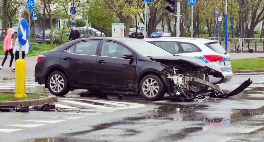 Zderzenie dwóch samochodów na skrzyżowaniu Powstańców Śląskich z Wrocławską