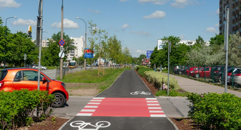 Wrocławska w nowym obliczu: droga rowerowa, zieleń i nowy chodnik