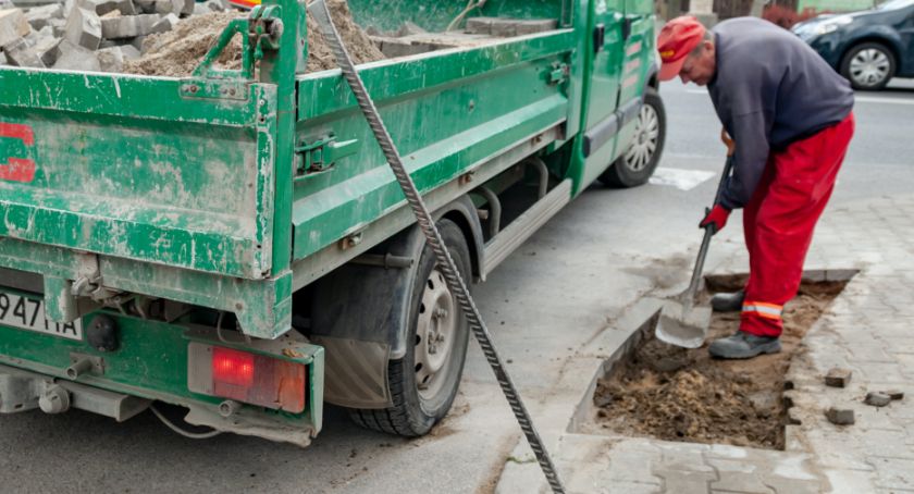 Prace drogowe na Bemowie: Utrudnienia dla pieszych i rowerzystów