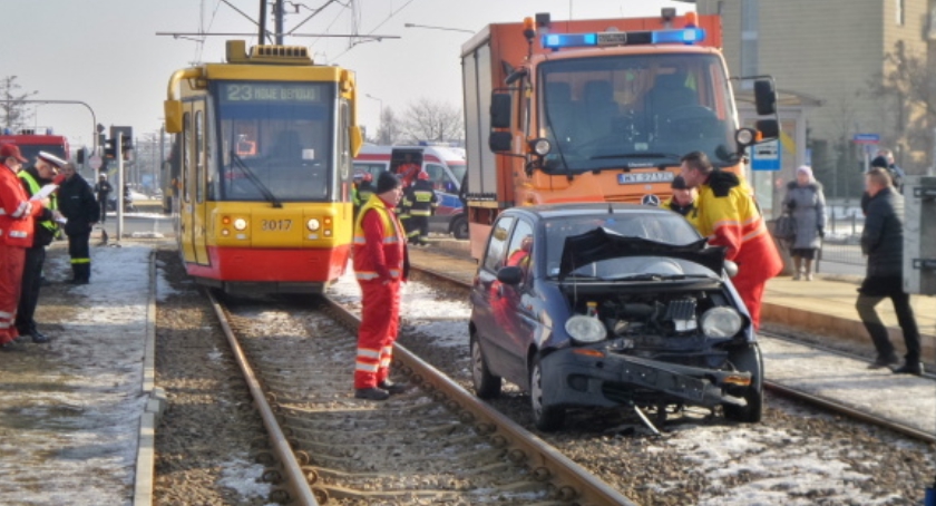 Wypadek, auto na torach