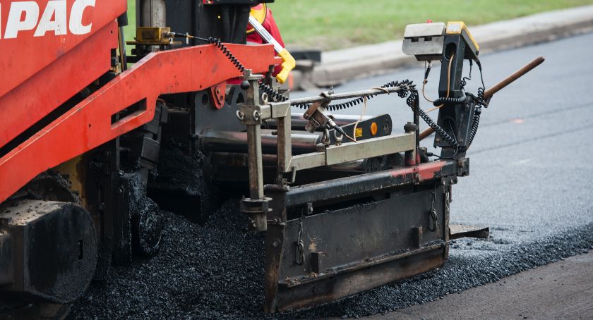 Utrudnienia w ruchu na Bemowie: budowniczowie ułożą nowy asfalt 