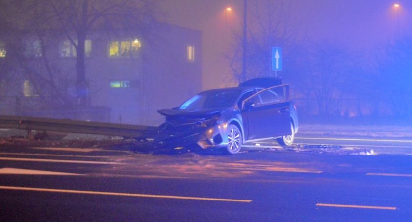 Nieustąpienie pierwszeństwa przyczyną zderzenia dwóch samochodów 