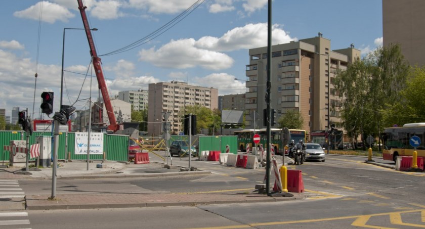 Silny wiatr i deszcz pokrzyżował plany. W weekend nie będzie asfaltowania ulicy Górczewskiej  