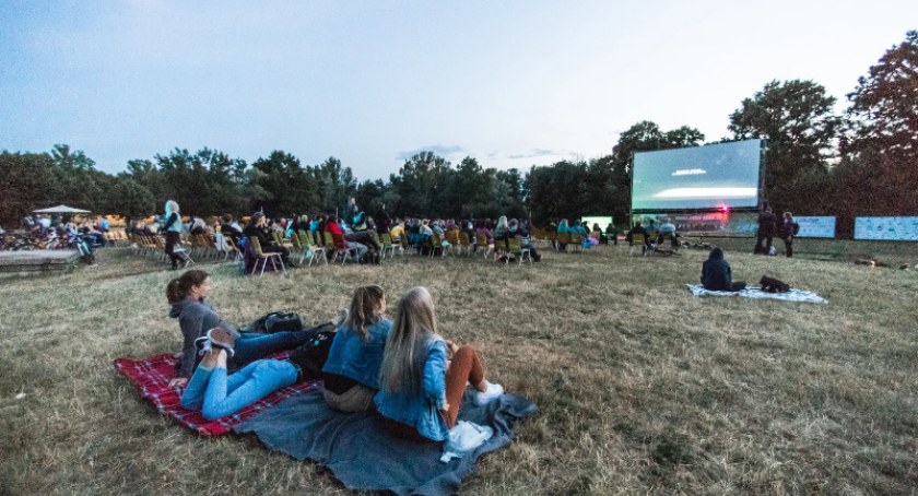 Wakacyjne kino plenerowe na Bemowie. Ostatnie dwa seanse w tym roku!