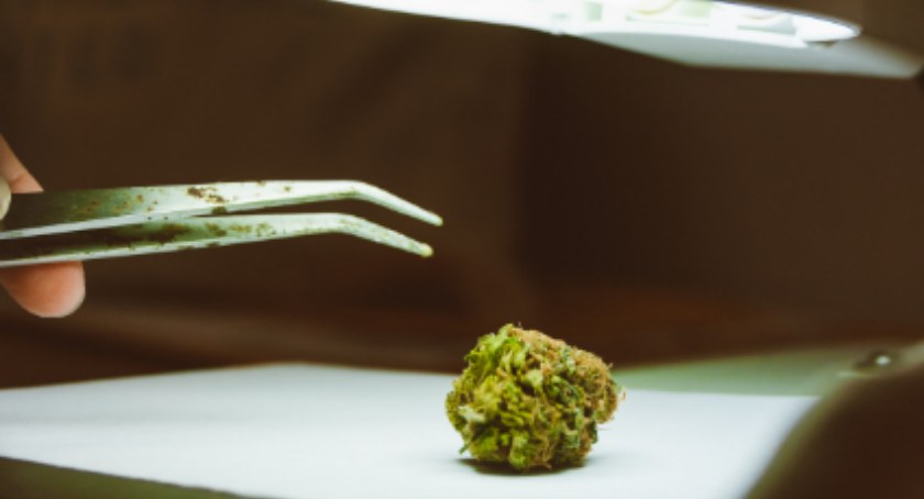 Zatrzymali poszukiwanego listem gończym na Bemowie. W mieszkaniu znaleziono kilogram narkotyków