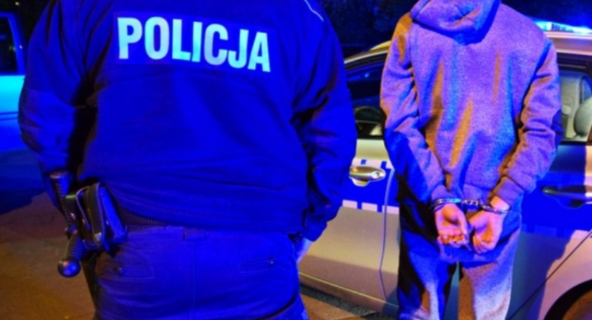 Kradzież na przystanku autobusowym. Podszedł do śpiącego mężczyzny i ukradł mu portfel z kieszeni