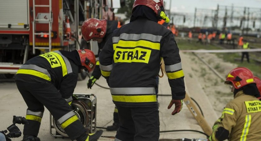 Spłonęło mieszkanie na Bemowie. Pożar zaskoczył mieszkańców w nocy 