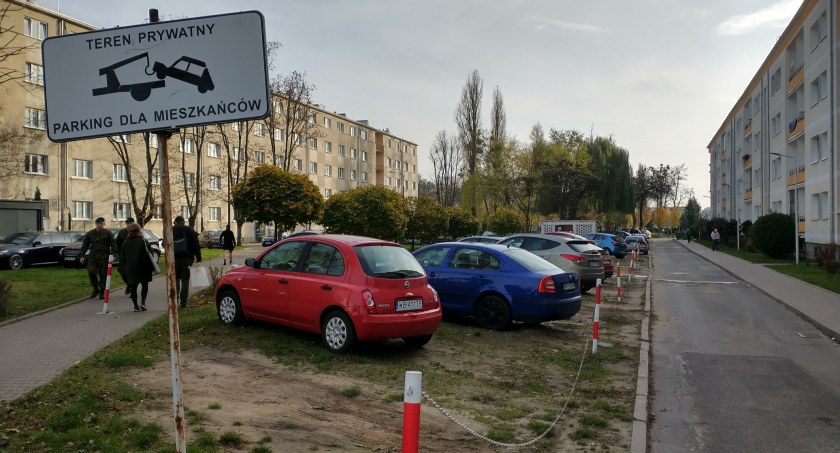 Dzikie parkowanie przy WAT