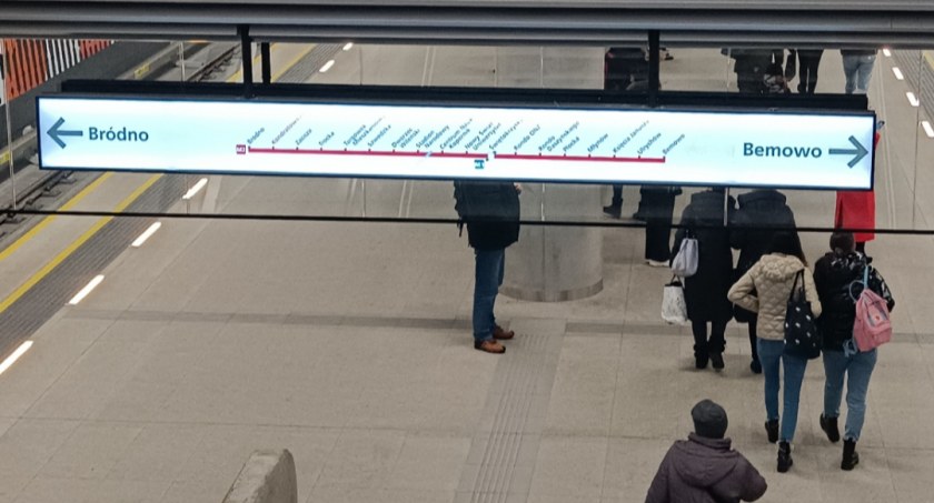 Bagaż pozostawiony na stacji metra Bemowo