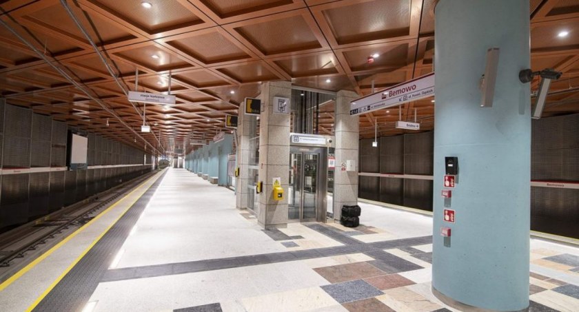 Należy zwiększyć ilość wejść do metra?