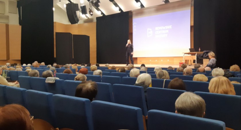 Spotkanie policjantki z seniorami. „Nie daj się nabrać na wnuczka, na policjanta”