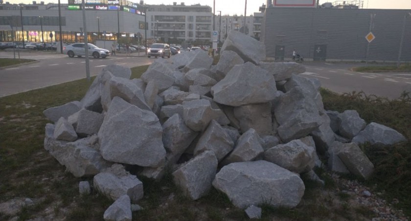 Bemowo idzie śladem Ursynowa? Czy to... lapidarium?! 