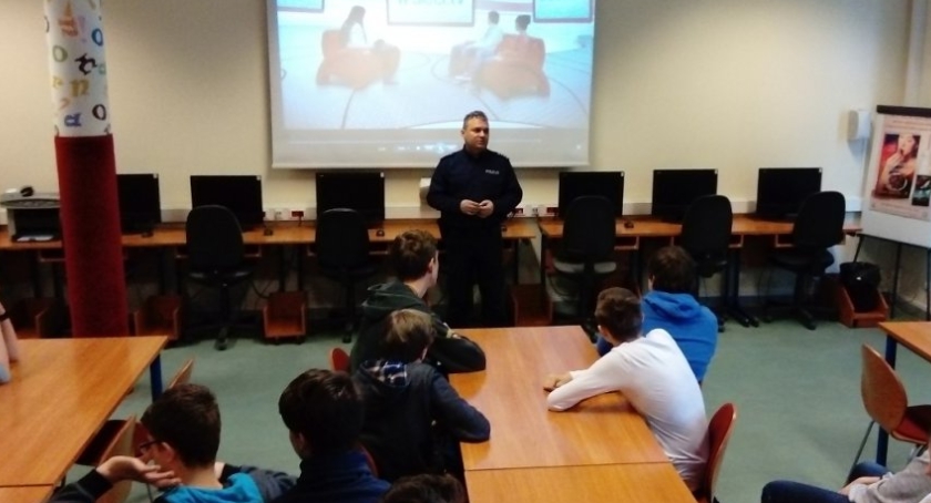 Policja w Gimnazjum na ul. Rozłogi