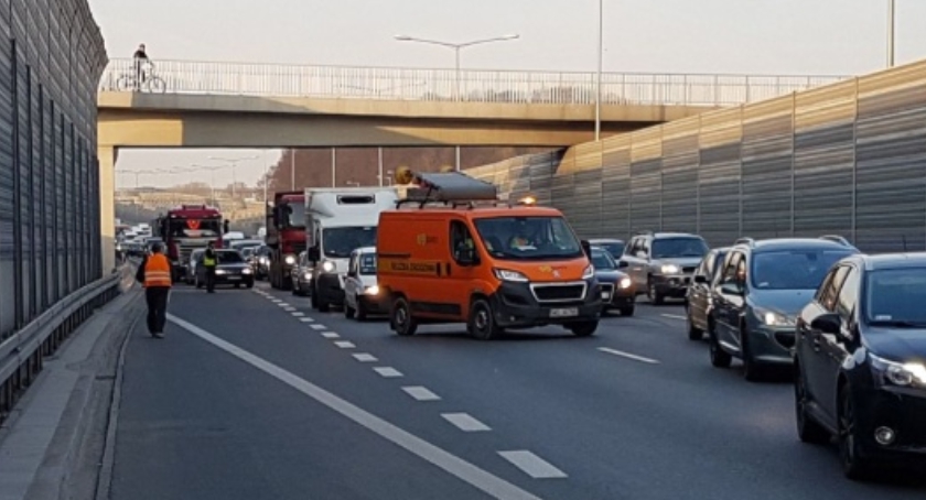 Dwie kolizje na S8 