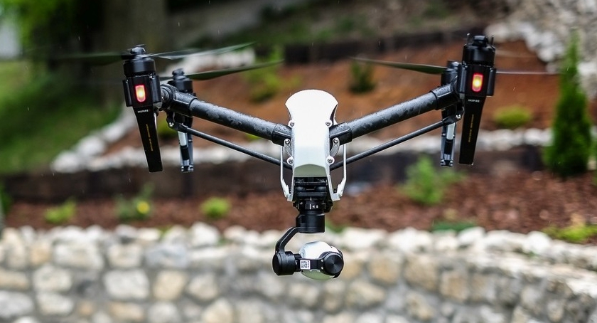 Dron zagląda do mieszkań