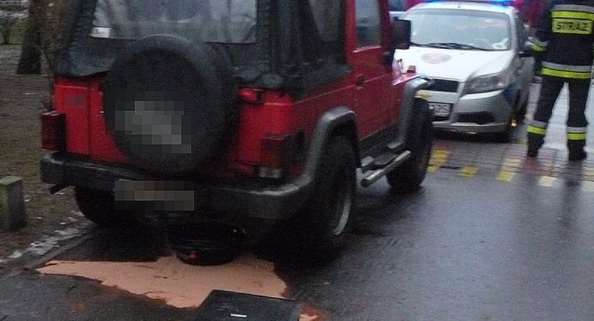Z samochodu wyciekło paliwo. Strażnicy zabezpieczyli miejsce i wezwali straż pożarną