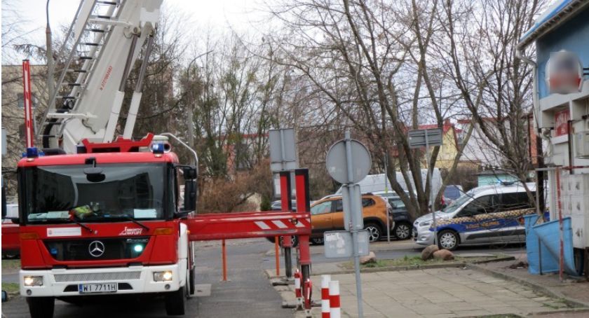 Wiatr zrywa kawałki dachu - interwencja strażacka