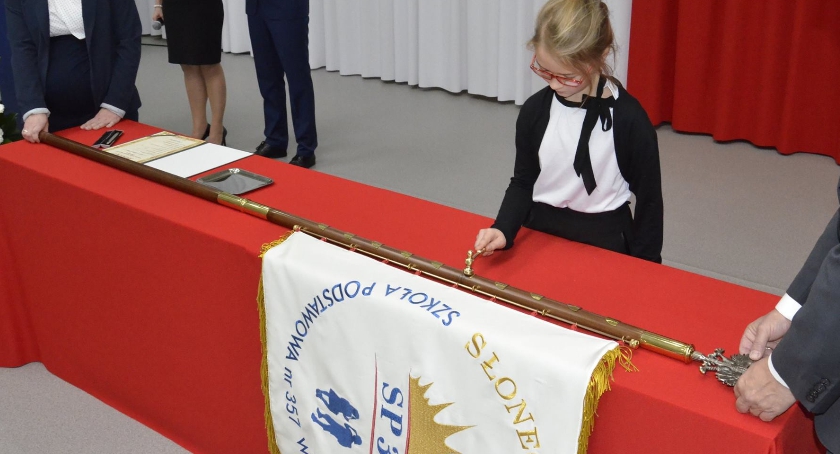 Słoneczna szkoła z własnym sztandarem