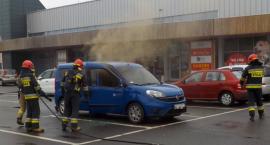 Bemowo: Jarające się auto na parkingu przy centrum handlowym