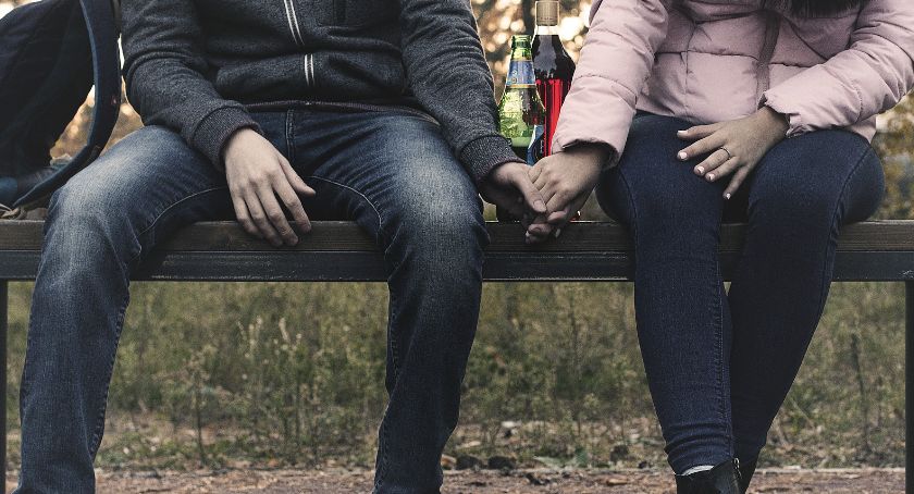 14-latka zatrzymana za picie piwa na ławce