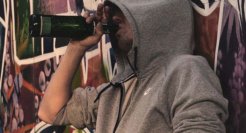 Pijany nastolatek spał na klatce schodowej