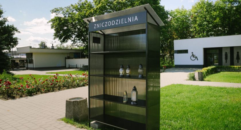 Zniczodzielnie przy cmentarzu